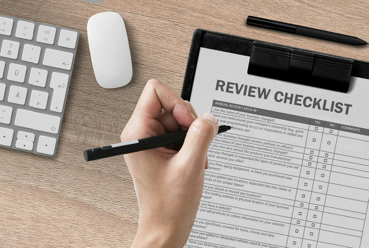 hand filling out business review checklist